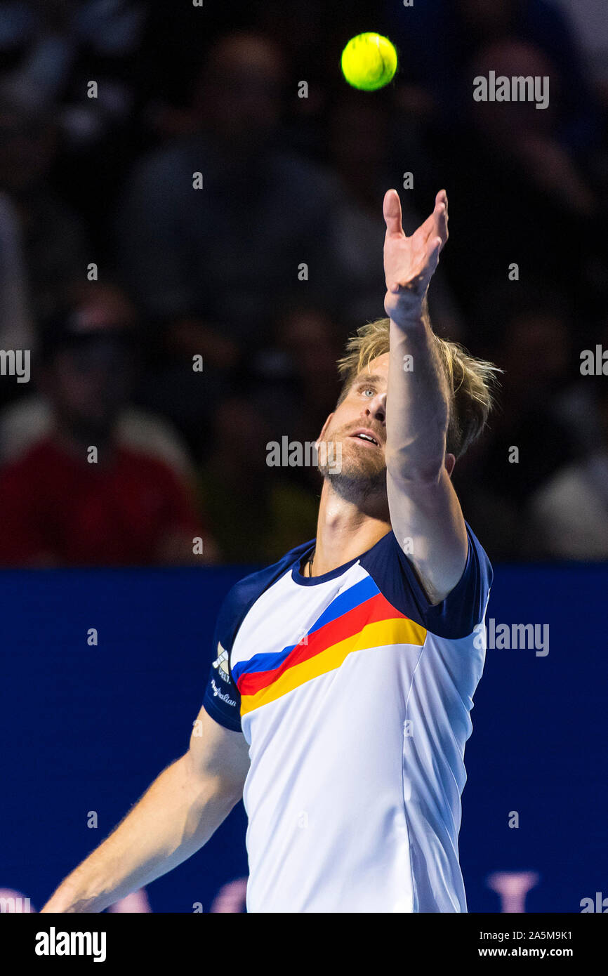 Il 21 ottobre 2019; St. Jakobshalle di Basilea, in Svizzera; ATP World Tour Tennis, Swiss in ambienti chiusi; Pietro Golowczyk (GER) serve la sfera nella sua partita contro Roger Federer (SUI) - Uso editoriale Foto Stock