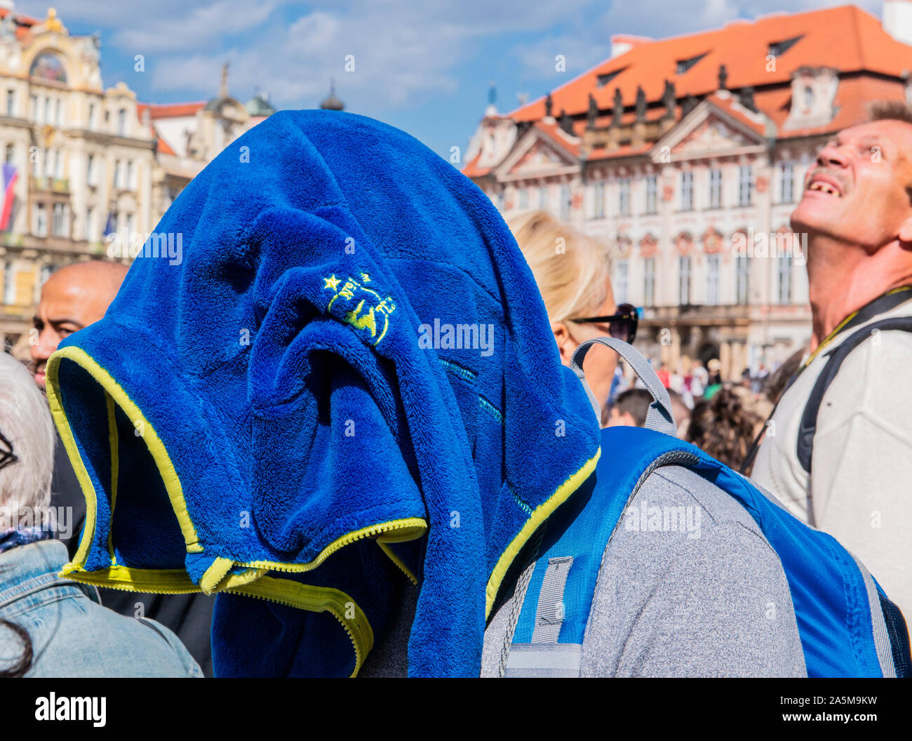 Turismo testa di copertura dal calore con la camicia, la Piazza della Città Vecchia di Praga, Repubblica Ceca Foto Stock