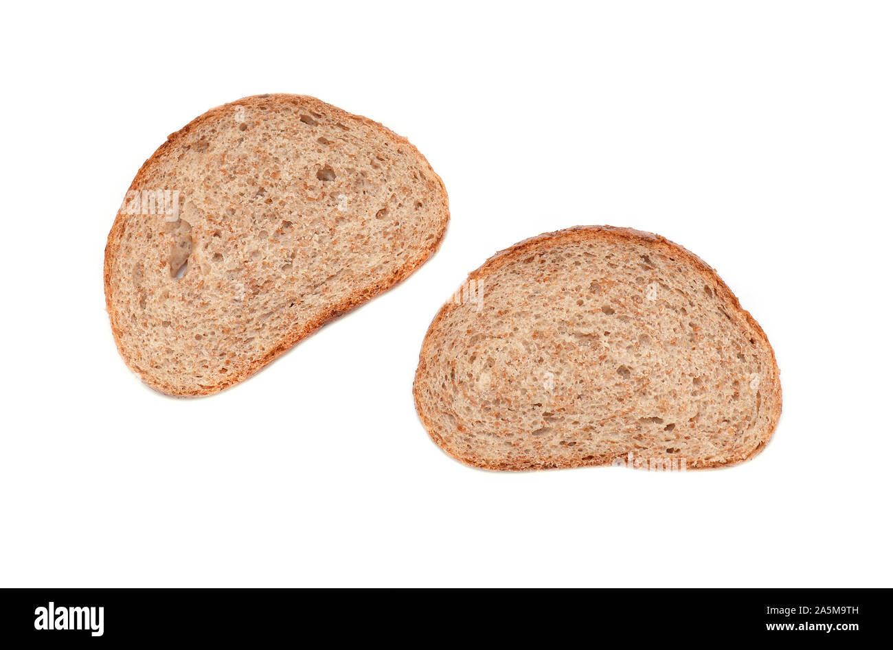 Vista superiore della fetta multi grano pane marrone isolati su sfondo bianco Foto Stock