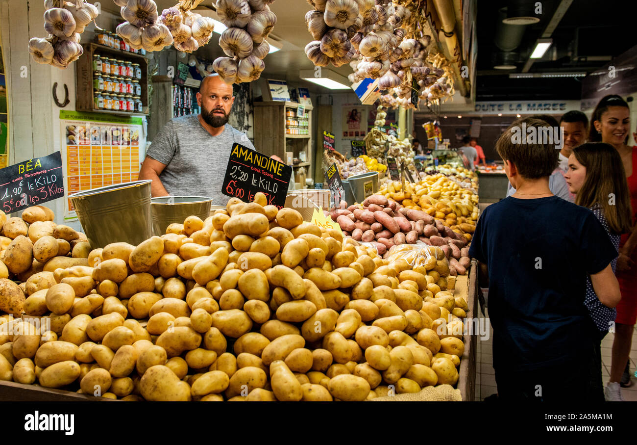 Gli amanti dello shopping di Les Halles mercato alimentare, Avignone, Provenza, Francia Foto Stock