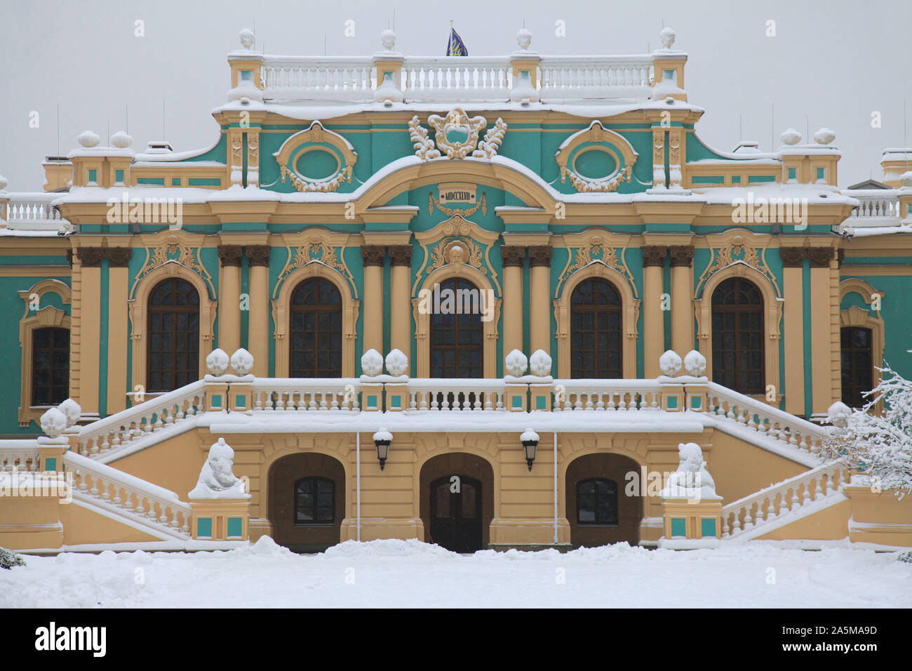 Kiev, Ucraina - 14 dicembre 2018: Central park in inverno. Mariyinsky pittoresco palazzo barocco coperte di neve. Facciata nord dopo la riparazione Foto Stock