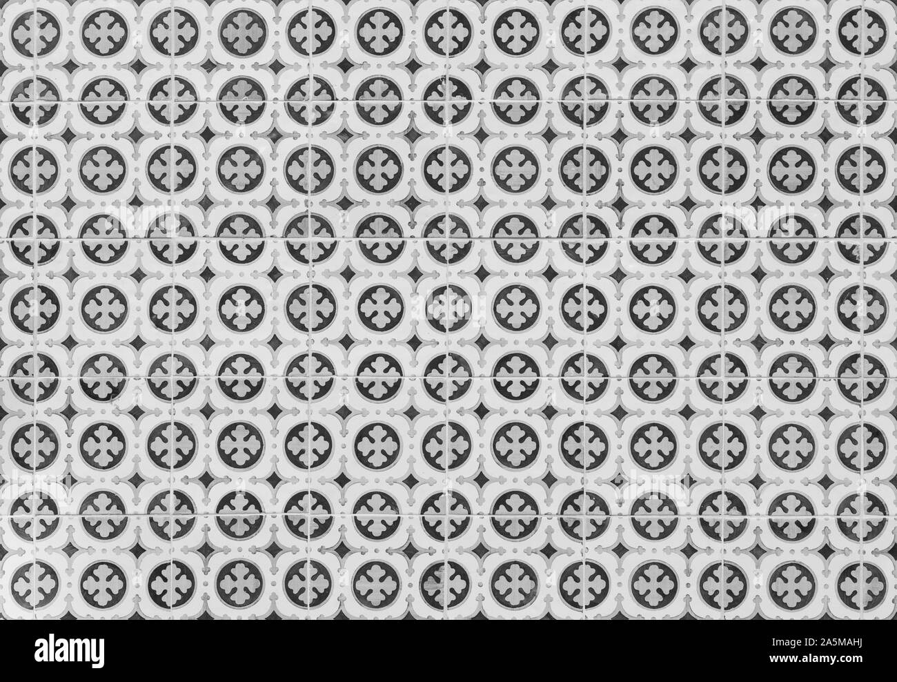 Close-up di piastrelle in ceramica (azulejos) a Lisbona, Portogallo. Alta risoluzione full frame sfondo strutturata in bianco e nero. Foto Stock