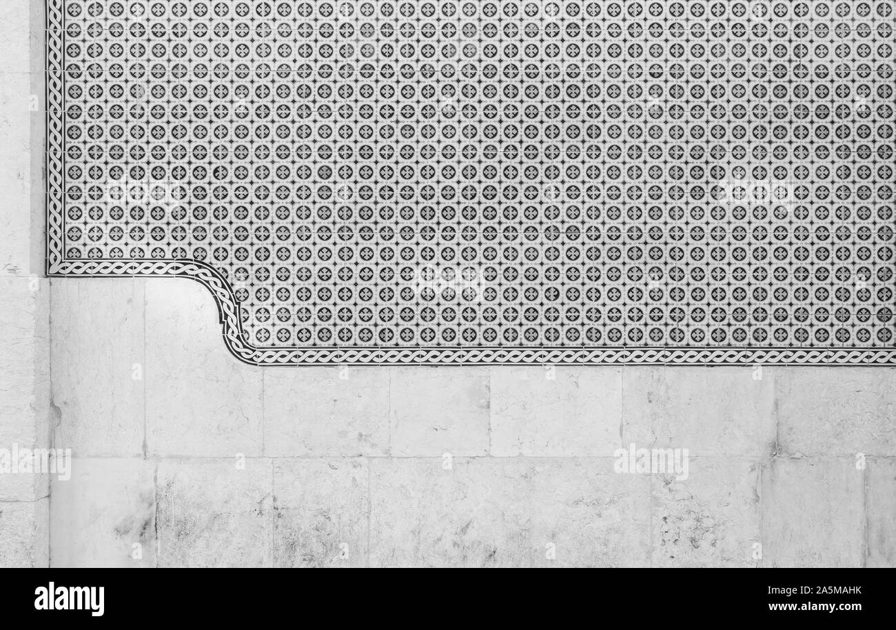 Il vecchio muro di pietra e verde piastrelle in ceramica (azulejos) a Lisbona, Portogallo. Alta risoluzione full frame sfondo strutturata in bianco e nero. Foto Stock