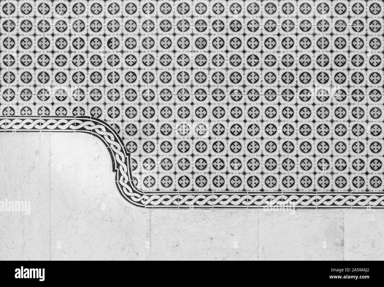 Il vecchio muro di pietra e verde piastrelle in ceramica (azulejos) a Lisbona, Portogallo. Alta risoluzione full frame sfondo strutturata in bianco e nero. Foto Stock