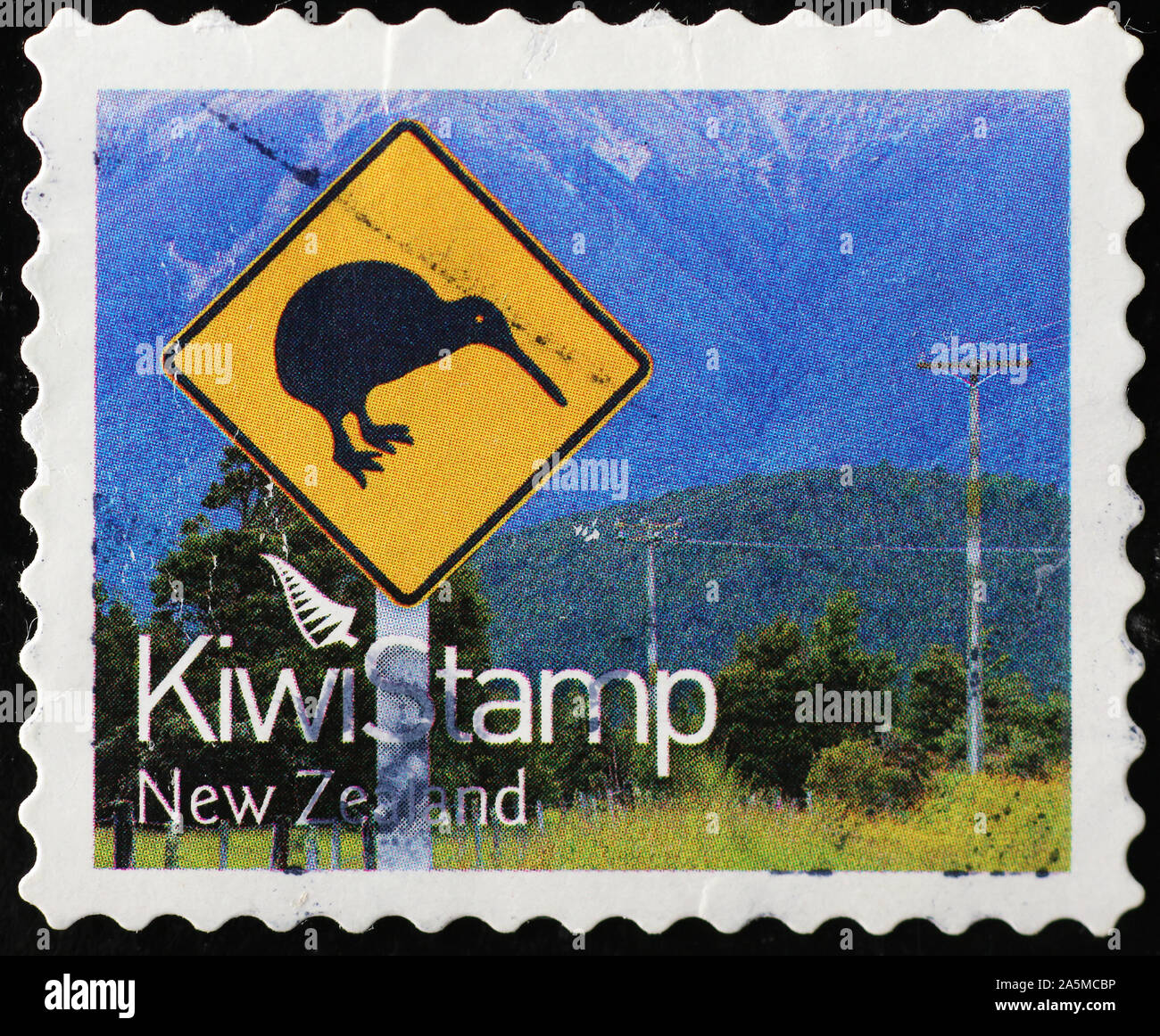Nuova Zelanda cartello stradale avverte circa kiwi sul timbro Foto Stock