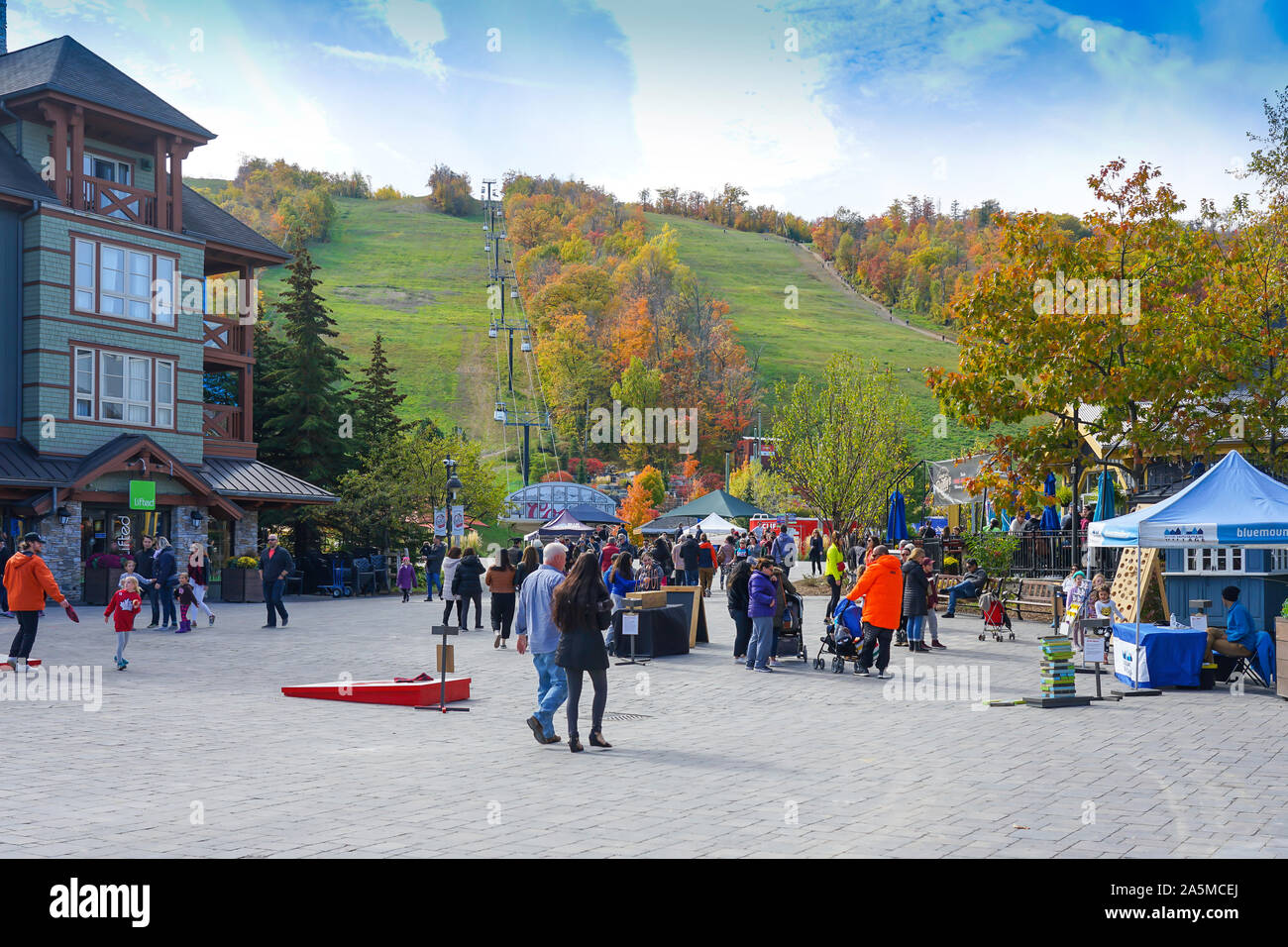 Turistiche e di valutazione sono lo shopping e giocando sul villaggio sicuro al Blue Mountain Village resort durante il periodo autunnale in Collingwood, Ontario, Canada, Foto Stock