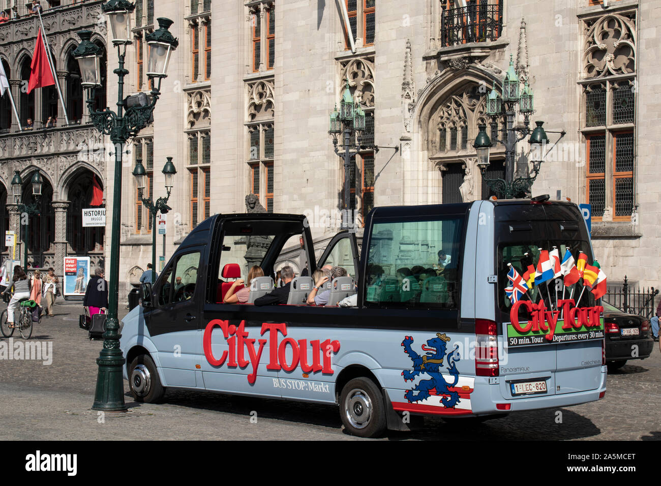 City Tour Bus nel centro di Bruges, Belgio Foto Stock