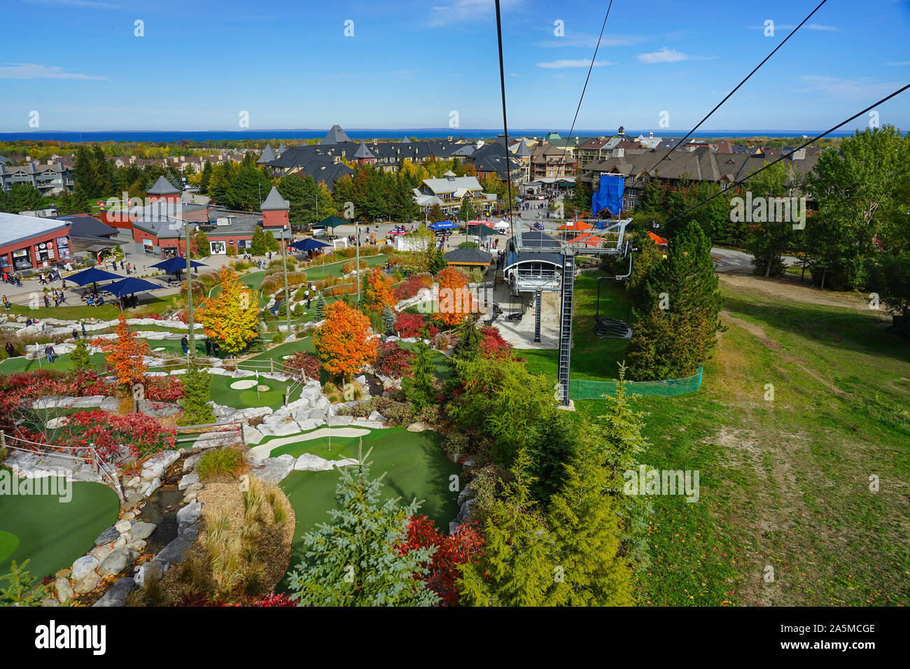 Funivia overs una vista fantastica del Blue Mountain Village in autunno e la stazione sciistica di Collingwood, Ontario, Canada, America del Nord Foto Stock