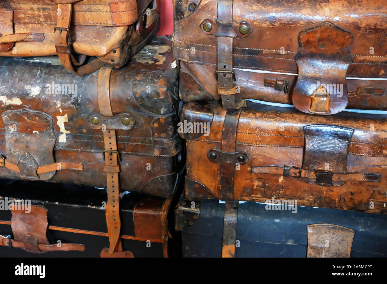 Una pila di vecchi valigie in pelle - Giovanni Gollop Foto Stock