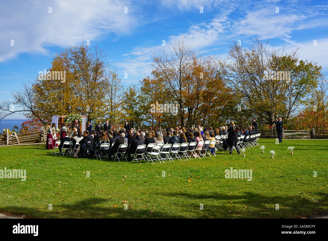 Cerimonia di nozze sulla parte superiore di Blue Mountain Village in autunno e la stazione sciistica di Collingwood, Ontario, Canada, America del Nord Foto Stock