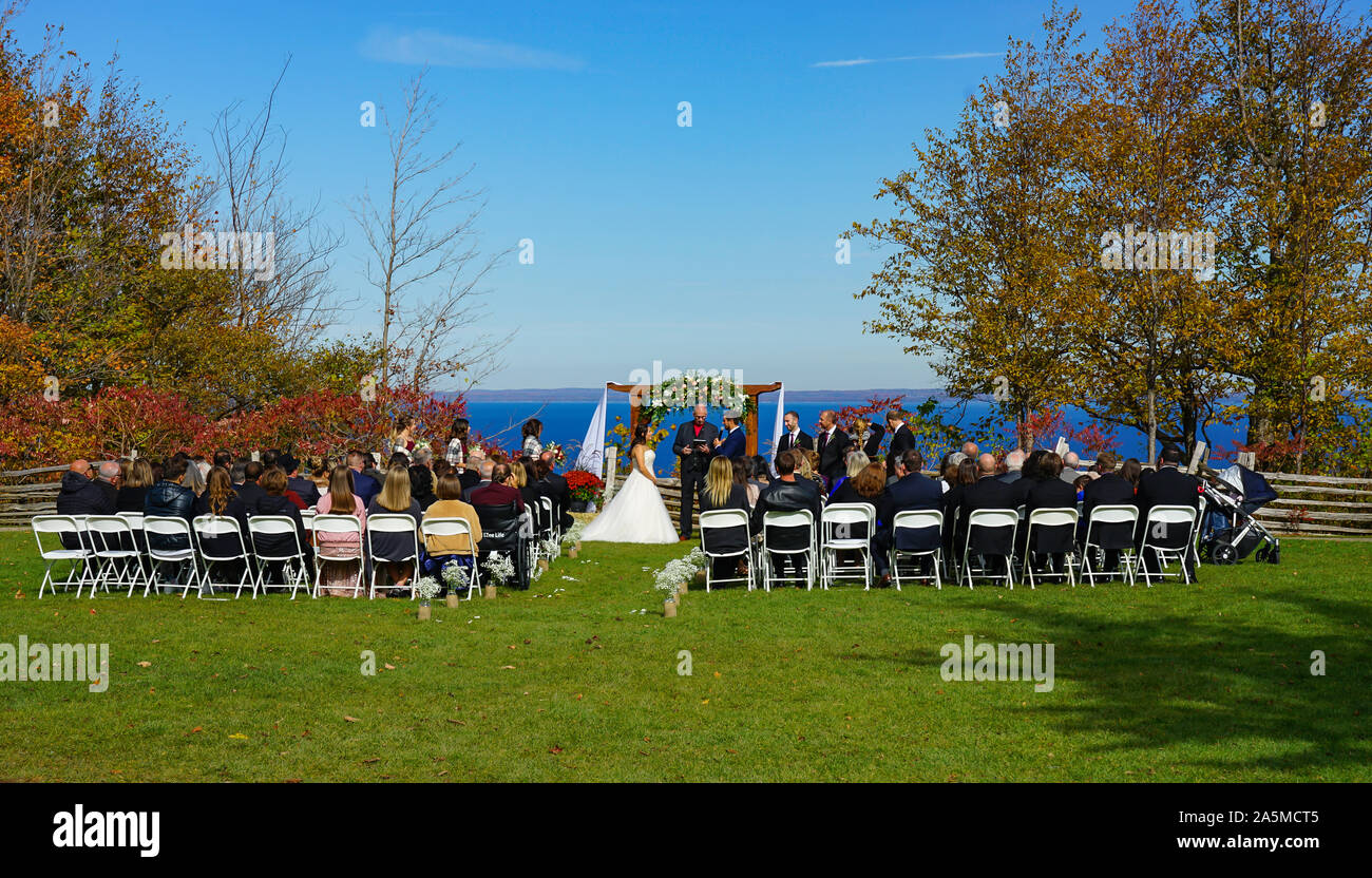 Cerimonia di nozze sulla parte superiore di Blue Mountain Village in autunno e la stazione sciistica di Collingwood, Ontario, Canada, America del Nord Foto Stock