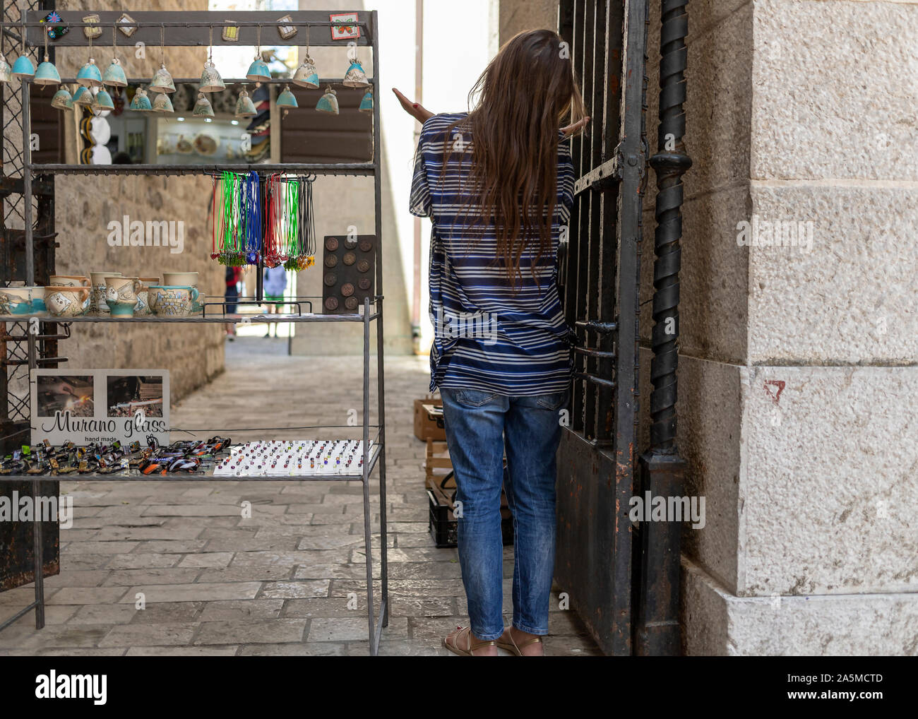 Kotor, Montenegro, Sep 18, 2019: una giovane donna che parla e gesti con le mani Foto Stock