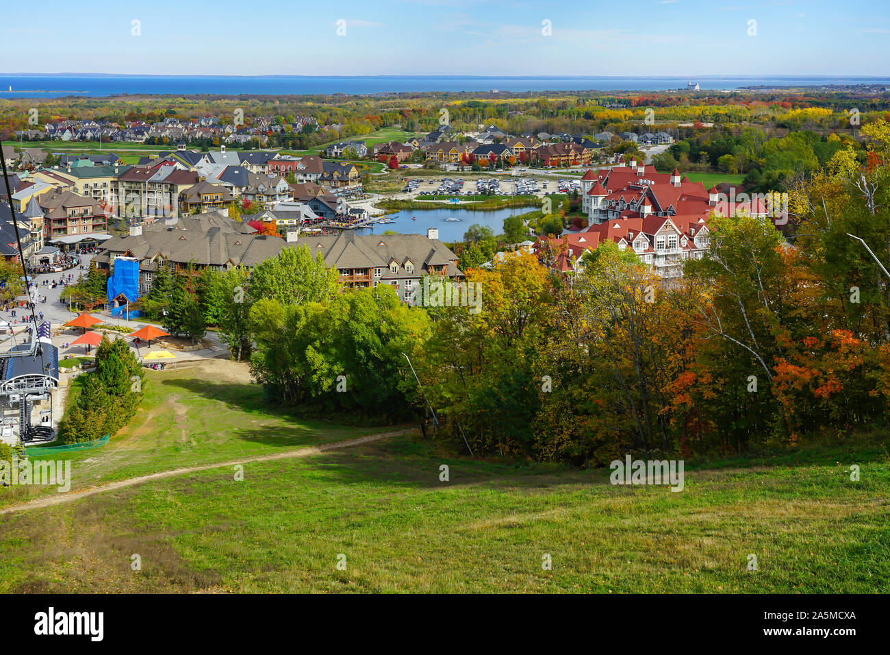 Funivia overs una vista fantastica del Blue Mountain Village in autunno e la stazione sciistica di Collingwood, Ontario, Canada, America del Nord Foto Stock
