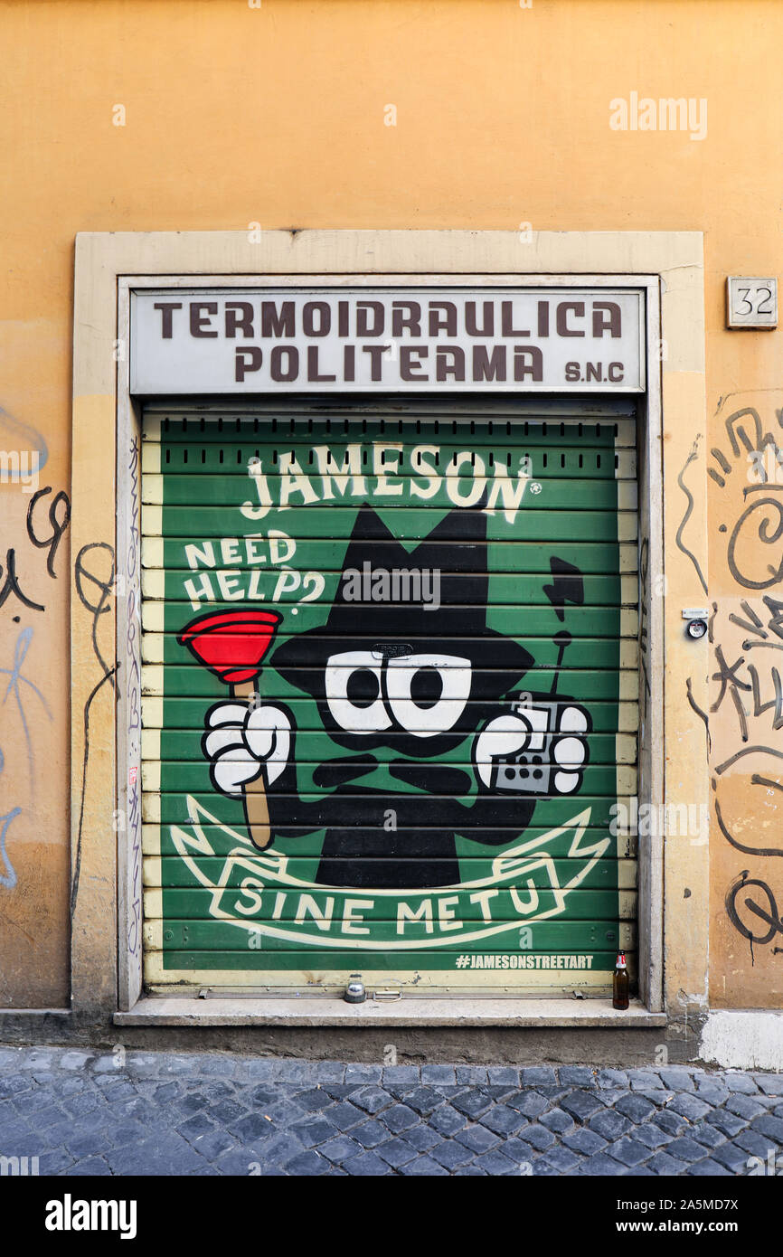 Murale pubblicitario su acciaio porta avvolgibile in Roma, Italia Foto Stock