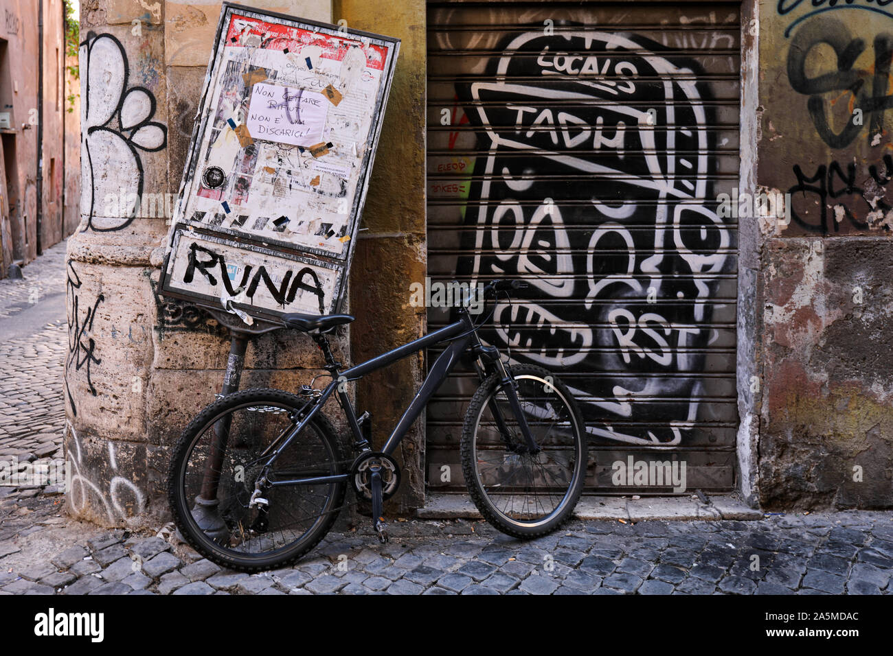 Trasteverian angolo di strada a Roma, Italia Foto Stock