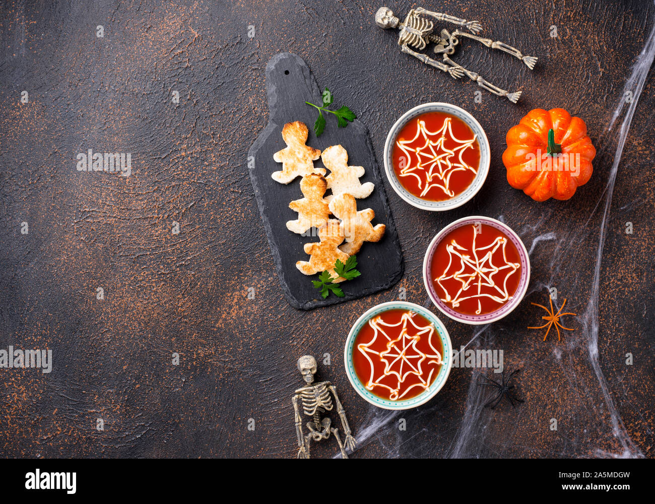Zuppa di pomodoro e il pane in forma di uomini. Foto Stock