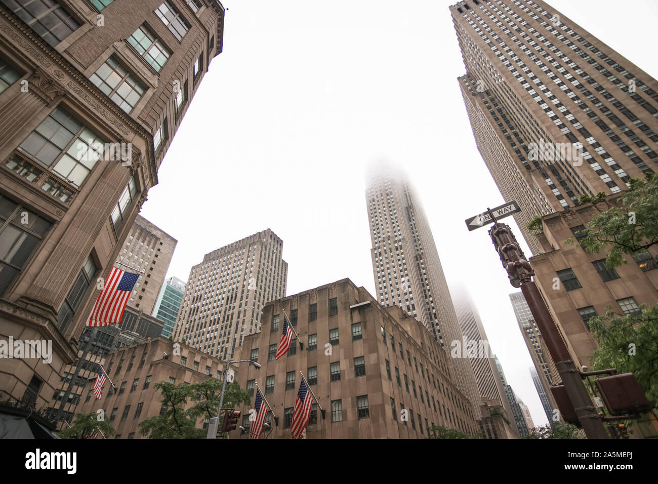 New York, 2017: una vista di una strada nel Centro Cittadino di Manhattan. Alta grattacieli del cielo su un tempo nuvoloso giorno. New York strada urbana Foto Stock