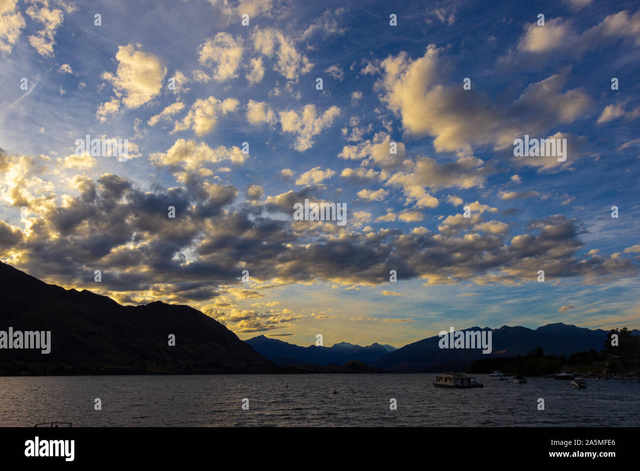 Bel tramonto sopra il lago Wanaka, Nuova Zelanda Foto Stock