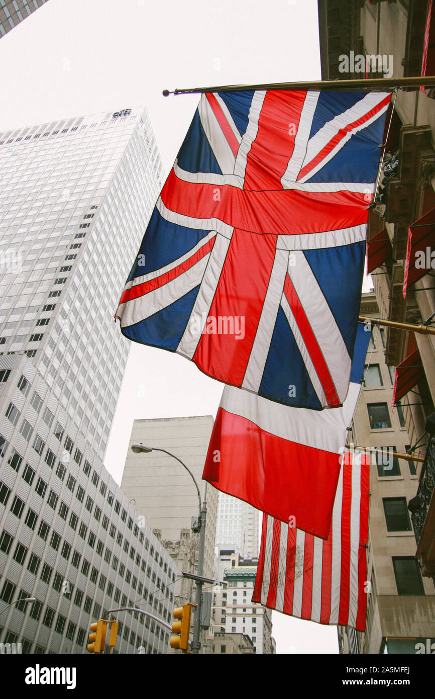 NEW YORK, Stati Uniti, 17 giugno 2017: famosi Cartier boutique sulla Quinta Avenue's corner a Manhattan, a New York. Bandiera del Regno Unito. Foto Stock
