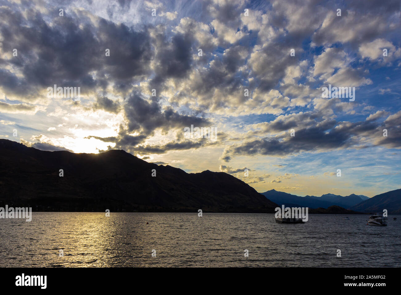 Bel tramonto sopra il lago Wanaka, Nuova Zelanda Foto Stock