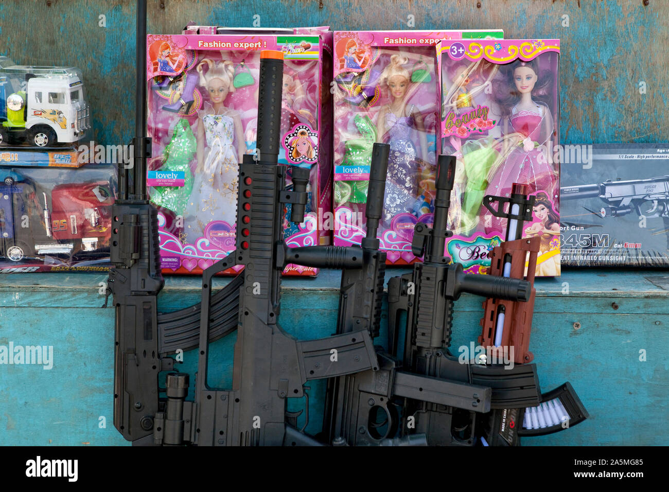 ALMATY - bambole Barbie e plastica pistole di macchina in corrispondenza di un giocattolo in stallo Gorky Park Foto Stock