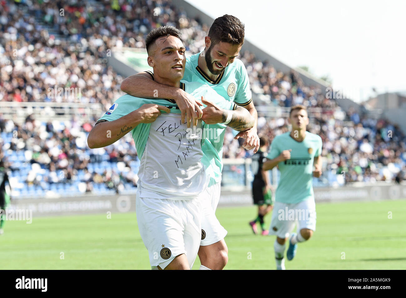 L'esultanza di Lautao Martinez abbracciato da Galgliardini dopo il quarto gol nel corso di Sassuolo vs Inter, Reggio Emilia, Italia, 20 ott 2019, Soccer I Foto Stock
