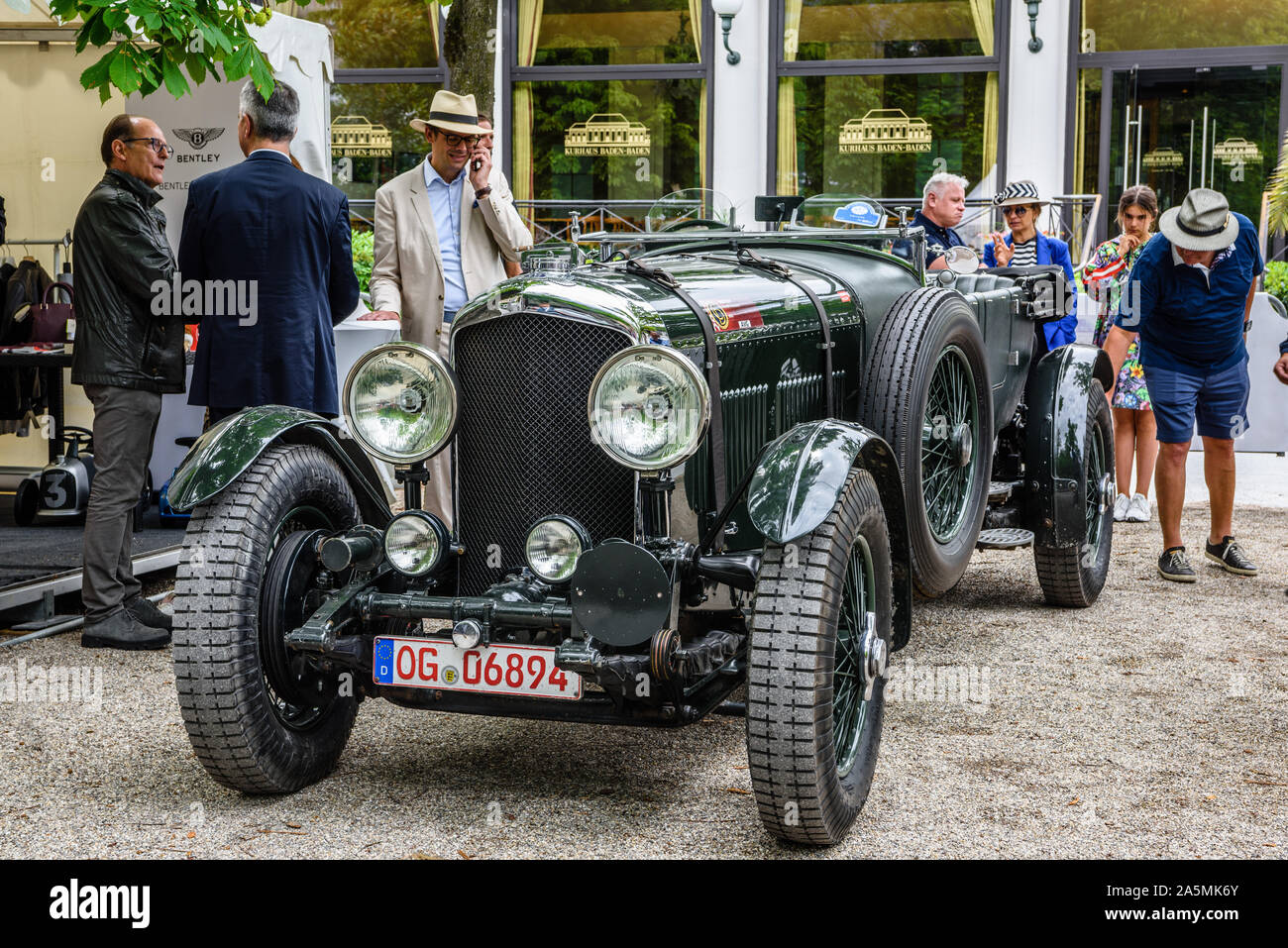 BADEN baden, Germania - Luglio 2019: verde scuro BENTLEY 8 litro cabrio roadster 1930, oldtimer riunione nel Kurpark. Foto Stock