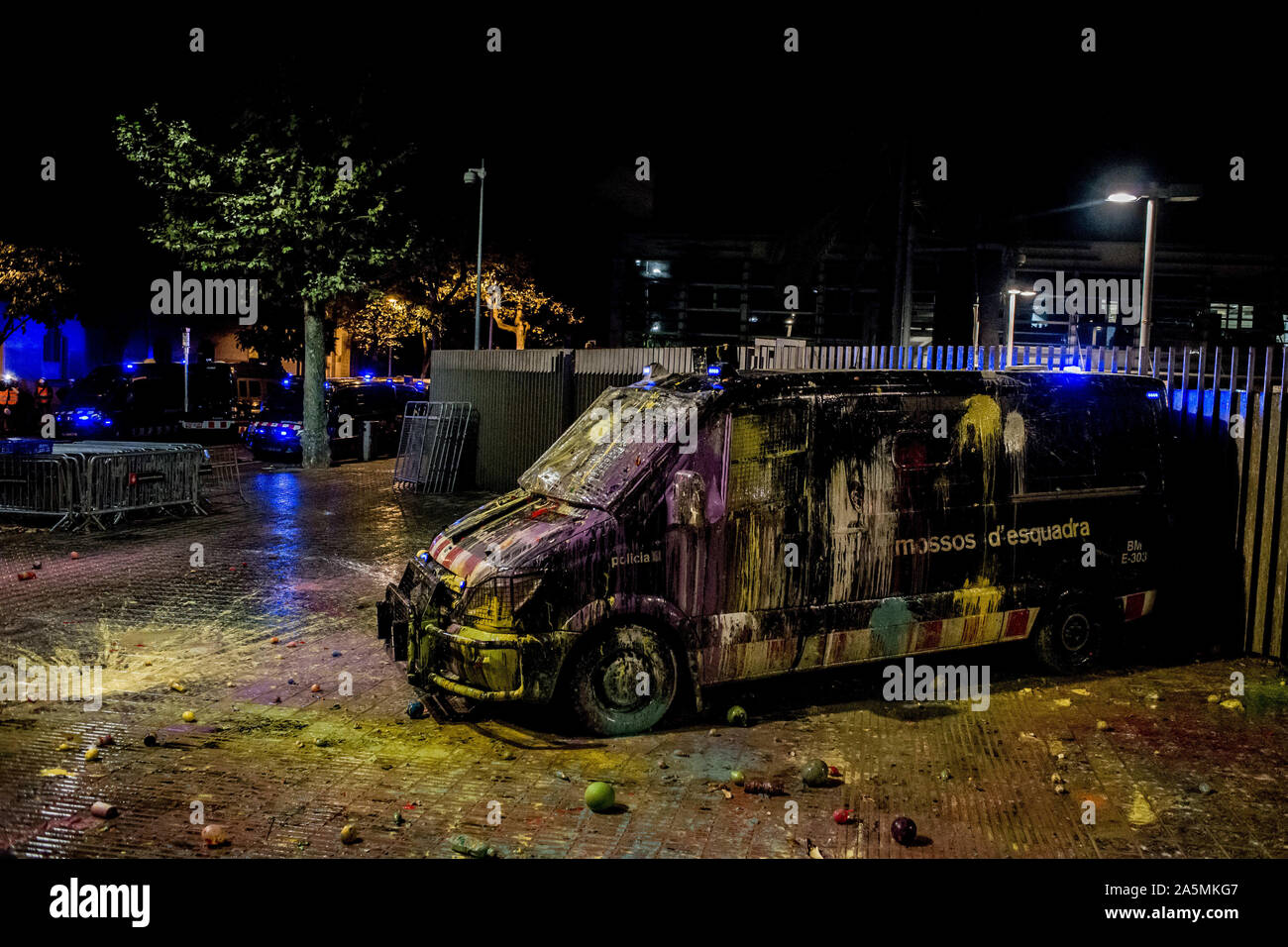 Barcellona, in Catalogna, Spagna. Xxi oct, 2019. Un catalano regionale polizia van risulta ricoperto in vernice durante una manifestazione di protesta a Barcellona. I dimostranti si sono riuniti al di fuori del catalano del ministero dell'interno per denunciare la brutalità della polizia durante la settimana scorsa a proteste. Le proteste hanno avuto luogo in tutto il territorio catalano dopo la Corte suprema spagnola ha dichiarato alla frase nove catalano di politici coinvolti nell'organizzazione 2017 referendum di indipendenza, a 9-13 anni in prigione. Credito: Jordi Boixareu/ZUMA filo/Alamy Live News Foto Stock