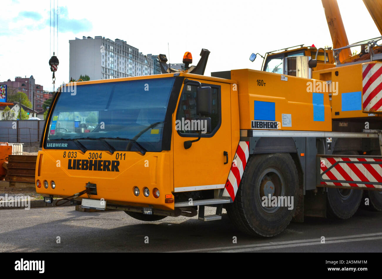 19.05.2019, Minsk, Bielorussia: Autogru Liebherr lavorano presso il centro cittadino di sito in costruzione Foto Stock