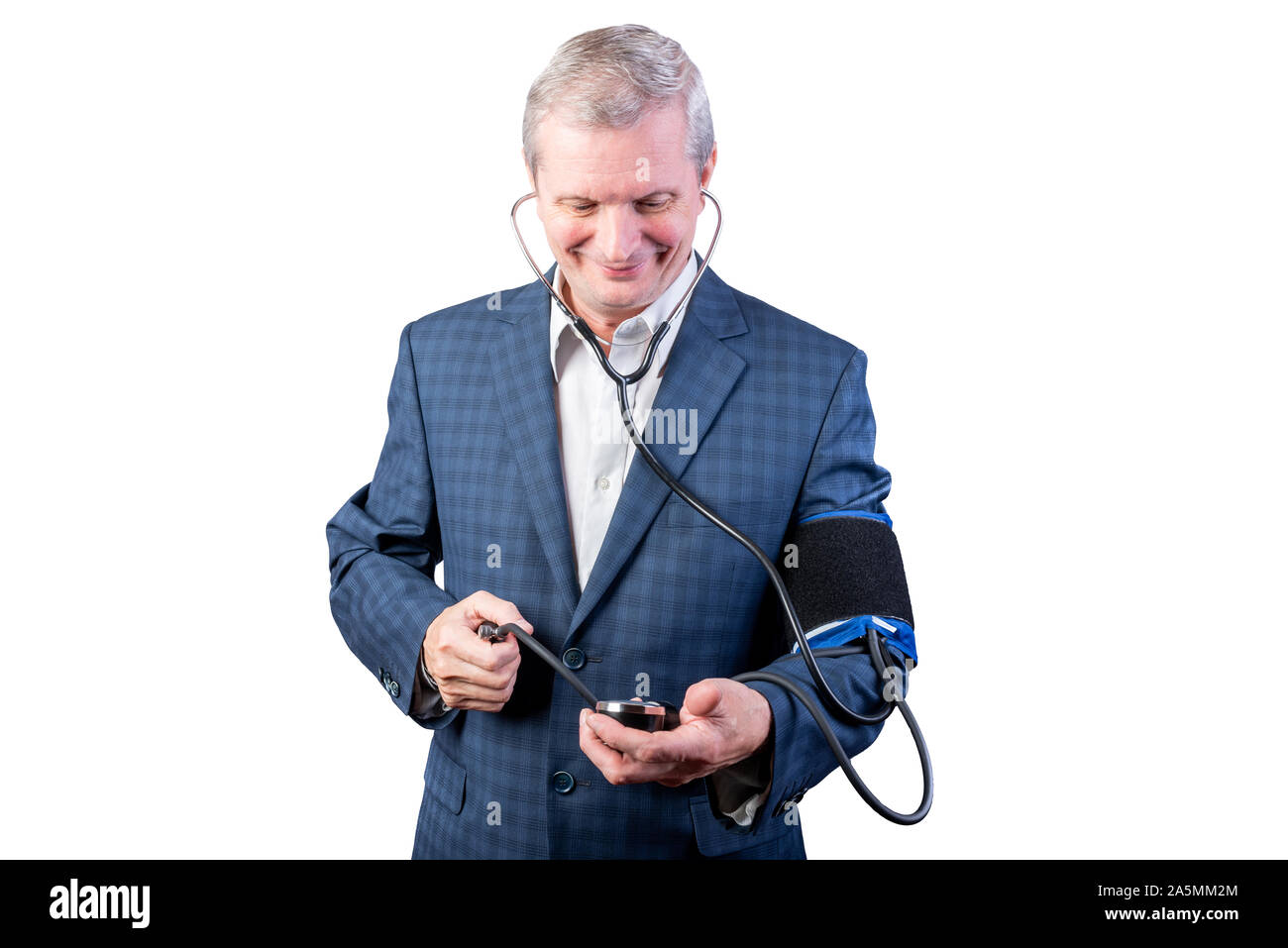 Un uomo anziano in una tuta misure di pressione, da lui stesso, con una mano tonometro. Isolato su uno sfondo bianco. Foto Stock