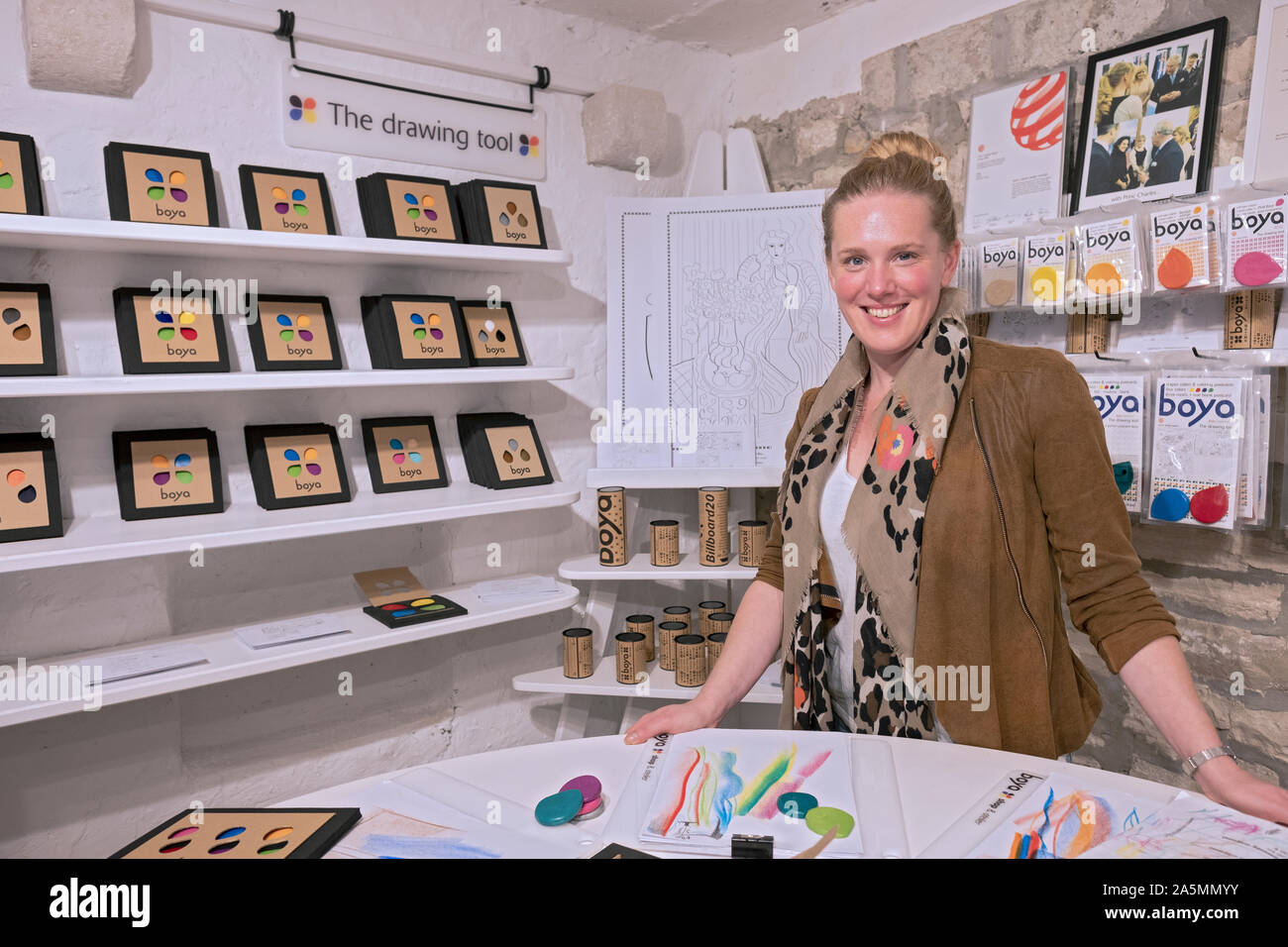 Una bella artista imprenditore vende Boya pastelli a cera che ha creato. Presso il suo negozio sull'isola croata di Korcula. Foto Stock