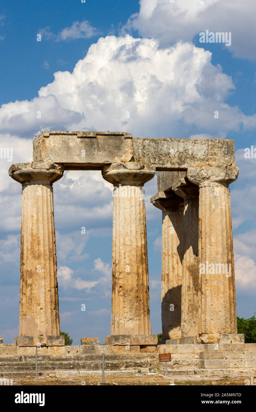 Antica Corinto, Grecia. L'arcaico tempio di Apollo. Foto Stock