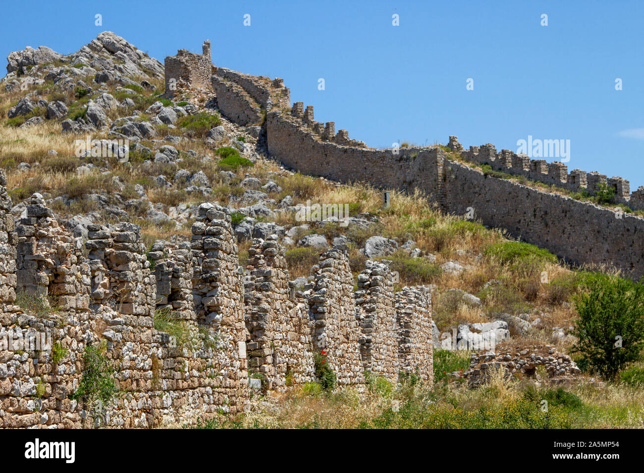 Il castello di Acrocorinth, Grecia. Acrocorinth fu fortificato durante l'antichità. Il castello che è ora di essere visto è stato costruito durante l'epoca bizantina. Foto Stock