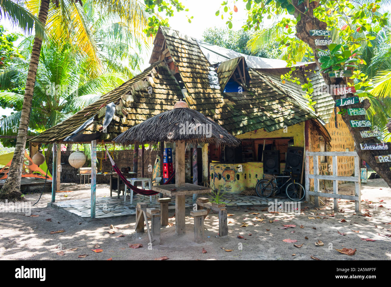 Arembepe, Brasile - Circa nel settembre 2019: un ristorante presso il Villaggio Hippie, luogo famoso in Arembepe Foto Stock