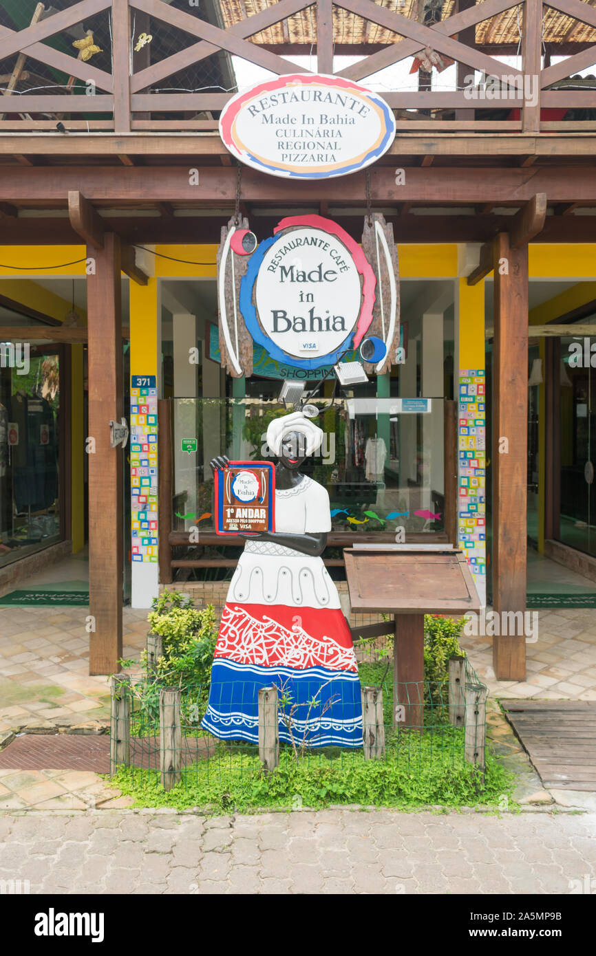 Facciata di un ristorante con una cucina tipica regionale di Bahia a Praia do Forte, popolare beach resort vicino a Salvador, Brasile Foto Stock