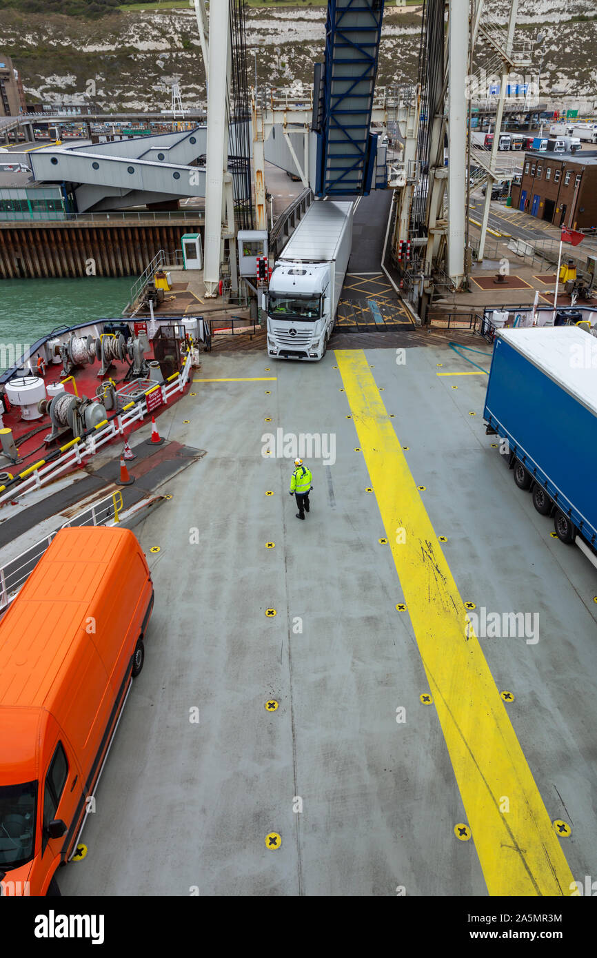 Il trasporto merci su camion provenienti a bordo di un traghetto al porto dei traghetti, Dover, entrata del veicolo, REGNO UNITO Foto Stock