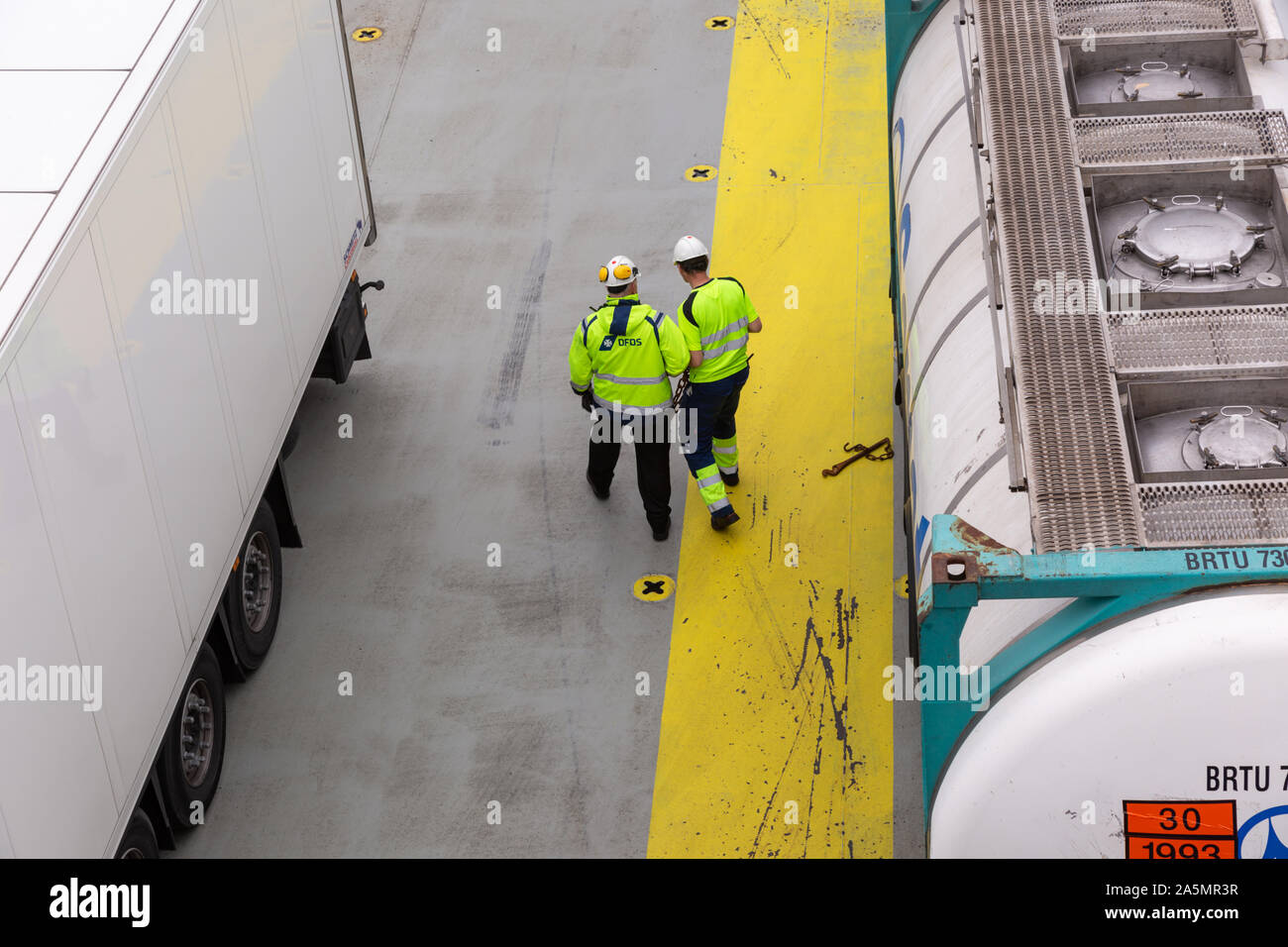 Il porto dei traghetti, Dover, entrata del veicolo, UK, con due lavoratori guidare autocarri a bordo Foto Stock
