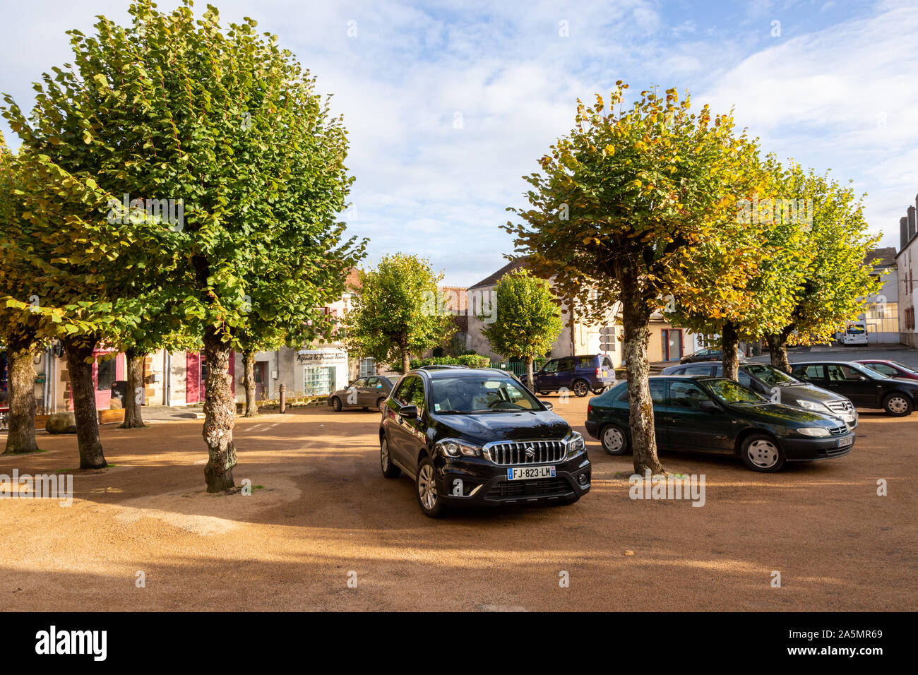 Piazza del villaggio, con le automobili parcheggiate, Chaillac, Indre, Francia Foto Stock