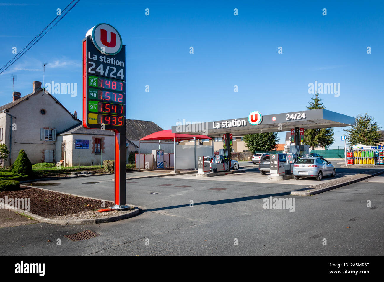 La stazione, Super U, Saint-Benoît-du-Sault, Indre, Francia Foto Stock