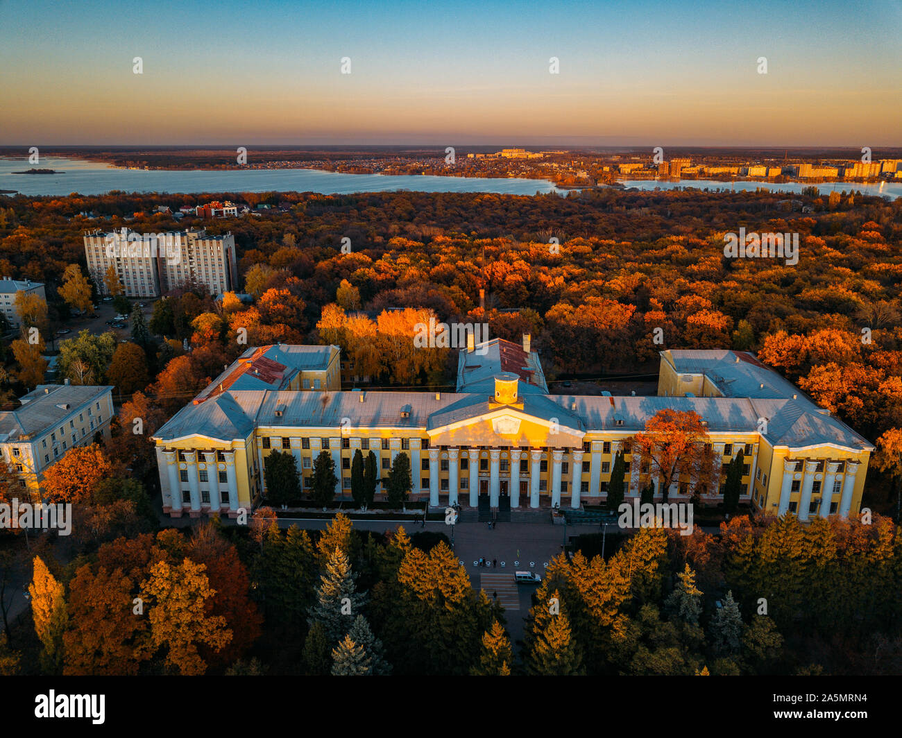 Vista aerea di Voronezh nella serata autunnale dalla altezza del drone di volo. Foto Stock