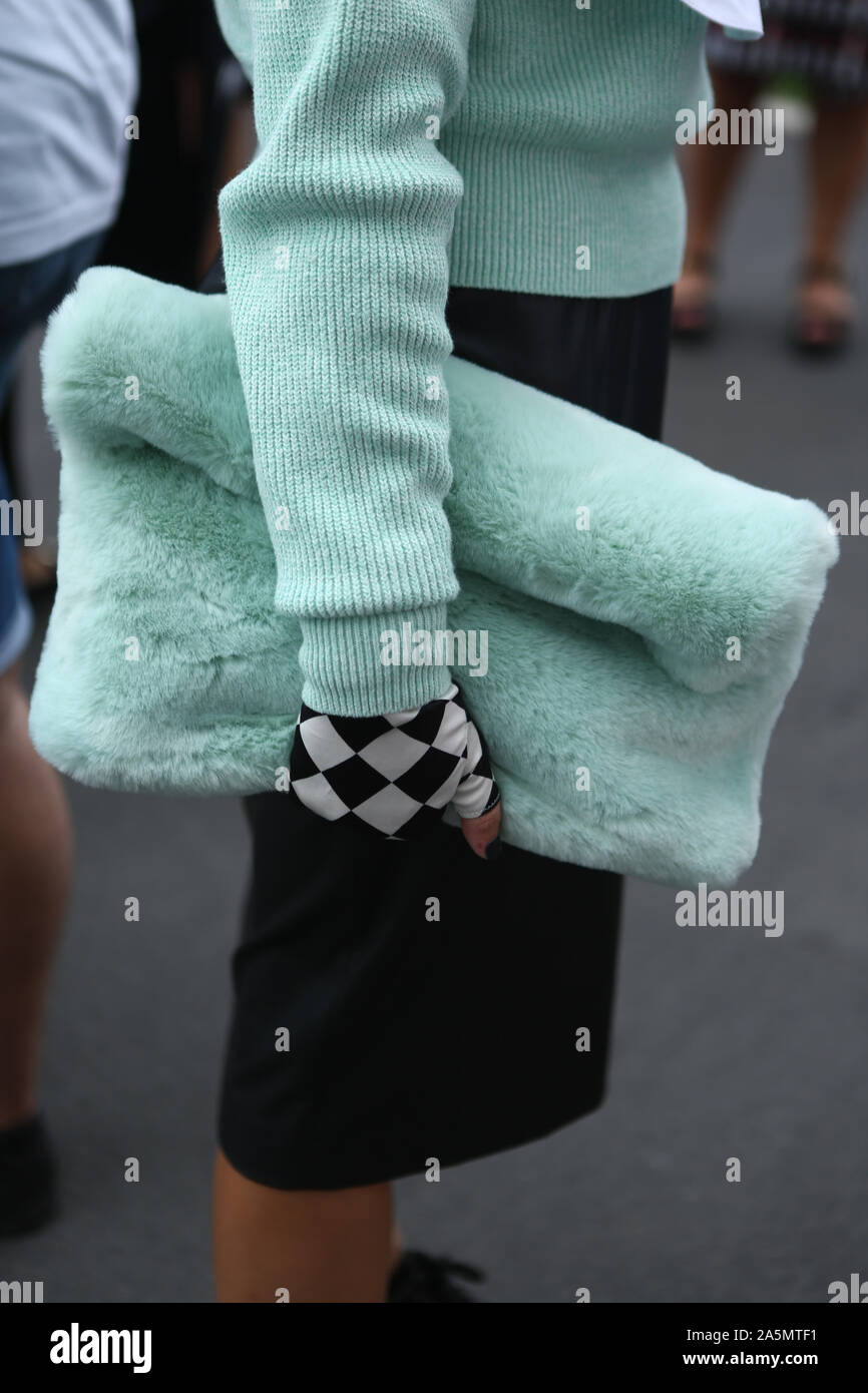 Un elegante showgoer frequentando la mostra durante la settimana della moda milanese settembre 18,2019 Foto Stock