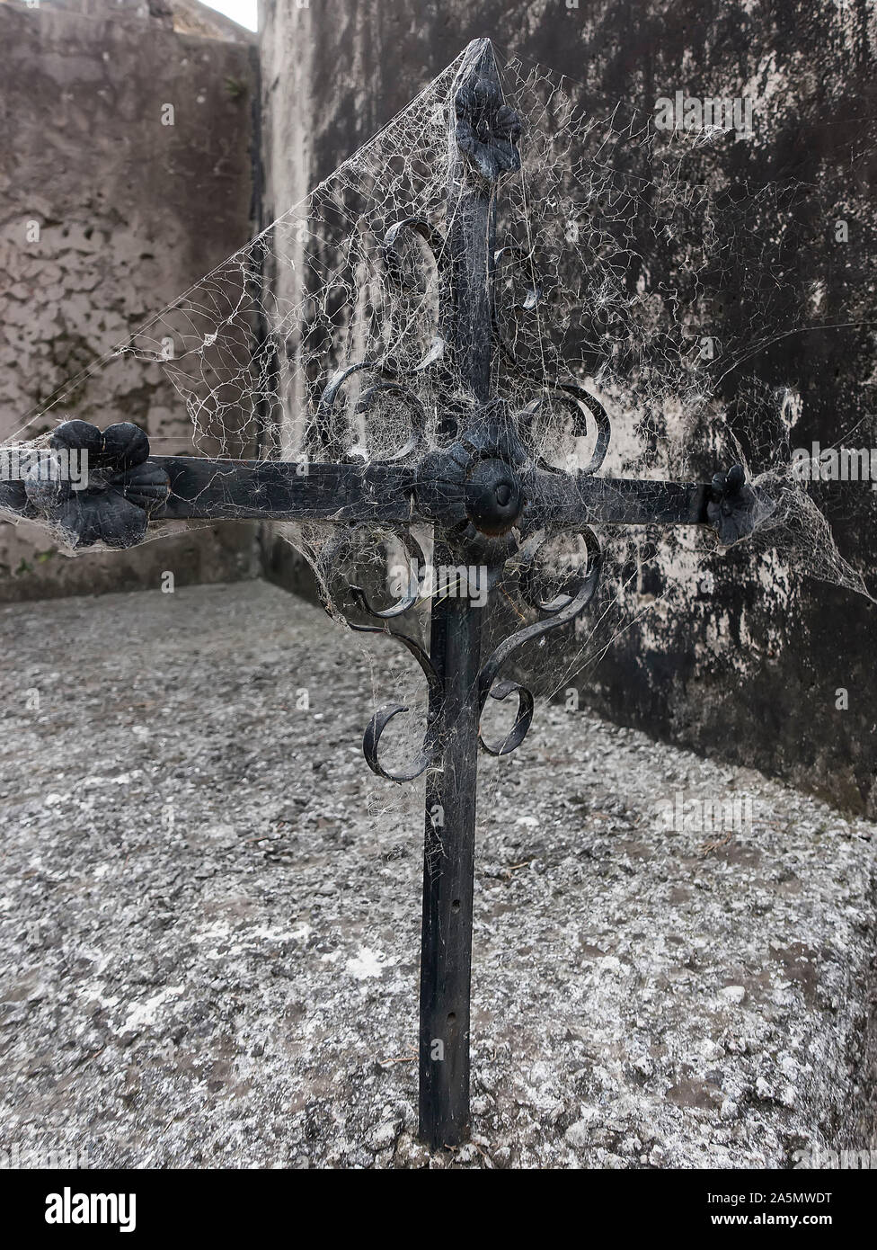 Cimitero Croce e ragnatele Foto Stock