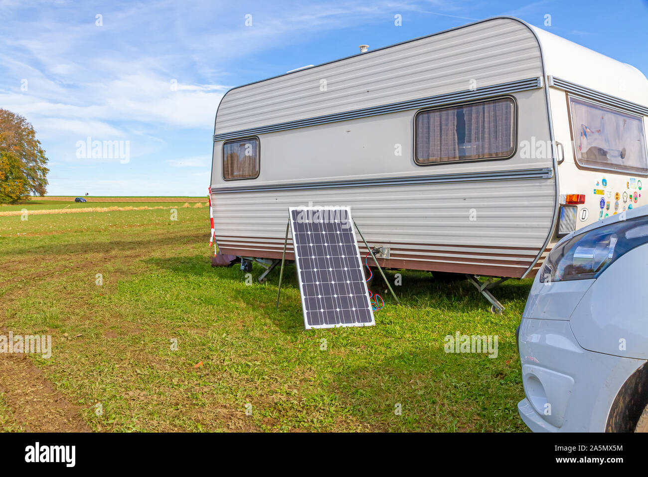 Caravan con celle solari Foto Stock
