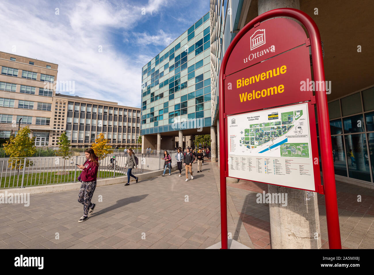 Ottawa, CA - 9 Ottobre 2019: Gli Studenti andando fuori dell università di Ottawa Careg edificio Foto Stock