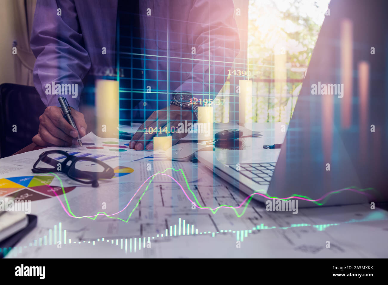 Imprenditore o contabile che lavora sulla calcolatrice per calcolare i dati aziendali concetto. Contabilità,investment advisor consulting situazione del financia Foto Stock