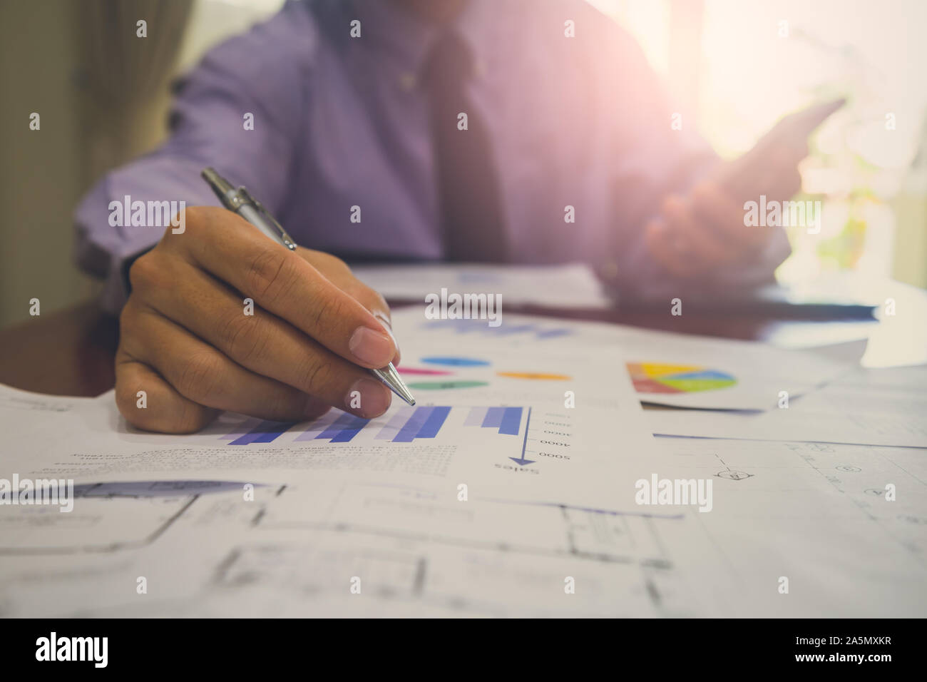 Imprenditore o contabile che lavora sulla calcolatrice per calcolare i dati aziendali concetto. Contabilità,investment advisor consulting situazione del financia Foto Stock