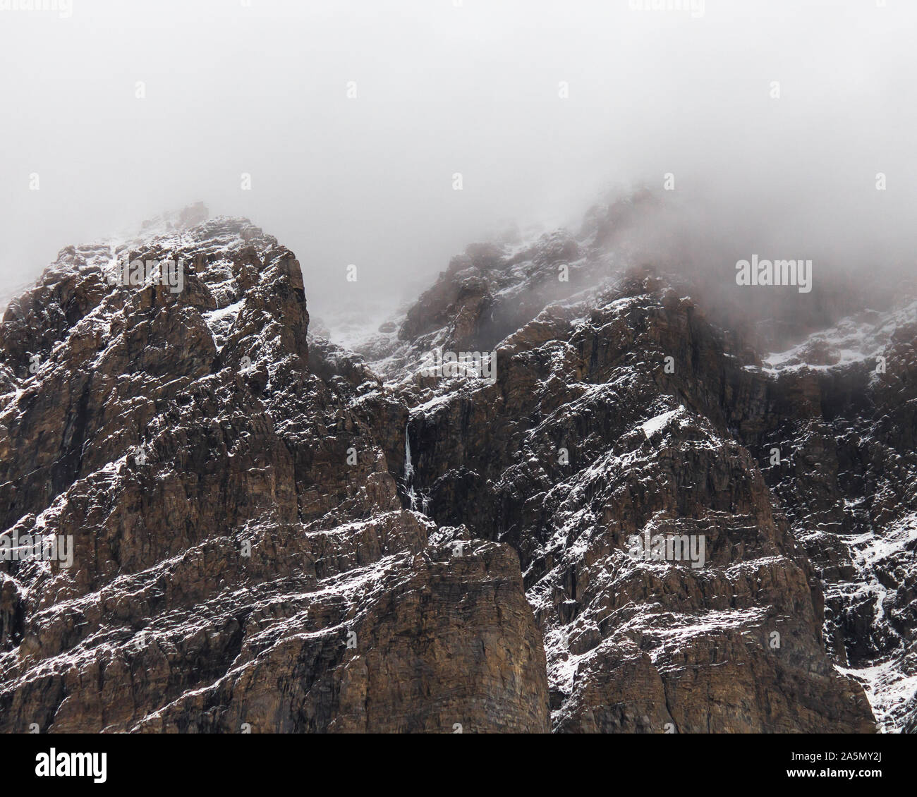 Foggy innevate vette di montagna in Jasper Alberta Canada Foto Stock