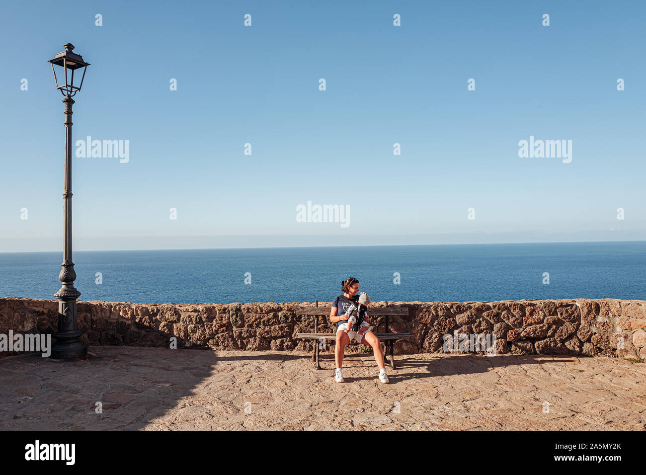 CASTELSARDO SARDEGNA / Ottobre 2019: la vita nel villaggio sul mare nel nord-ovest dell'isola Foto Stock