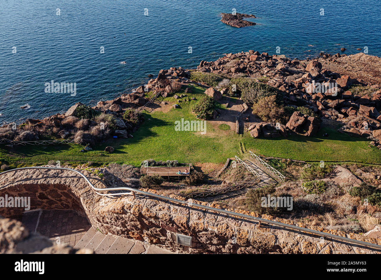 CASTELSARDO SARDEGNA / Ottobre 2019: bel parco pubblico in riva al mare Foto Stock