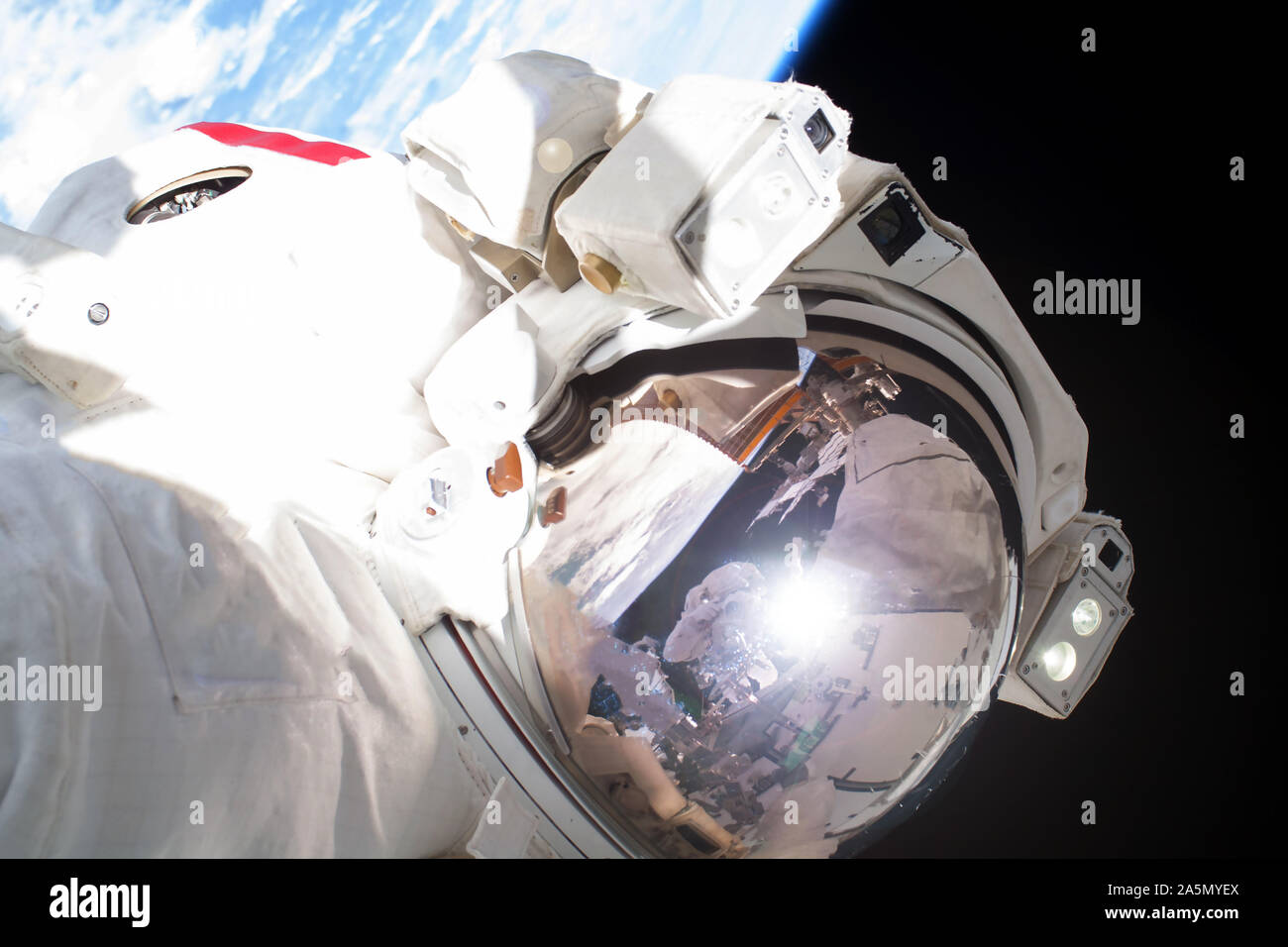 Astronauta in uno spazio aperto al di sopra del pianeta. Gli elementi di questa immagine sono state arredate dalla NASA. Foto Stock